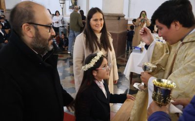 Recibieron por primera vez del sacramento de la Eucaristía